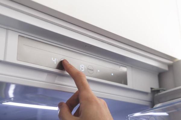 Se a geladeira não estiver resfriando o suficiente, pode ser que haja falta de gás refrigerante no sistema. Nesse caso, é necessário chamar um técnico especializado para verificar o nível de gás refrigerante e, se necessário, recarregar o sistema.