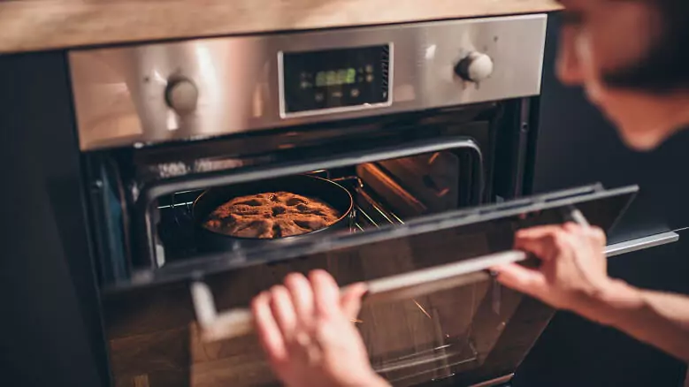 Se o seu forno elétrico demora para assar, verifique se você pré-aqueceu o forno à temperatura recomendada antes de colocar os alimentos. Além disso, certifique-se de que o recipiente utilizado seja adequado para forno elétrico, pois alguns materiais podem afetar a eficiência do aquecimento.