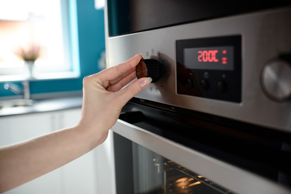 Alguns modelos de forno elétrico possuem resistências separadas para a parte superior e inferior. Verifique se o seletor de controle de calor está ajustado corretamente para ativar o elemento desejado. Além disso, certifique-se de que não há obstruções que impeçam a circulação adequada do ar quente dentro do forno.