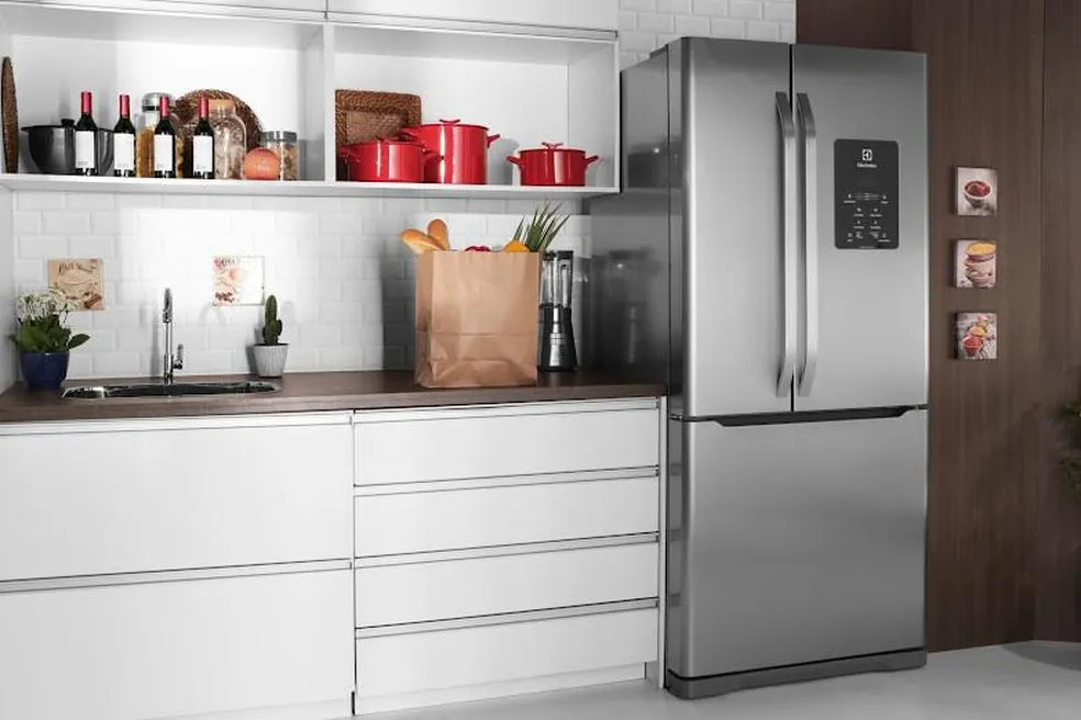 Sim, geralmente vale a pena consertar uma geladeira Electrolux. As geladeiras Electrolux são conhecidas por sua durabilidade e qualidade. A 07 Assistência Técnica está apta a reparar qualquer problema em sua geladeira Electrolux, utilizando peças originais e ferramentas adequadas.