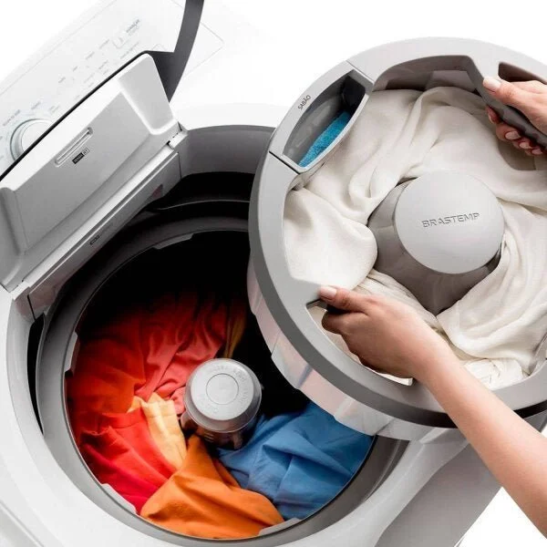 Sua máquina de lavar está te dando sustos? Faz barulhos estranhos, vaza água ou simplesmente não lava direito? Calma, nem sempre é preciso comprar um novo eletrodoméstico! Na maioria dos casos, com uma boa manutenção, você pode dar um novo fôlego à sua lavadora e economizar um bom dinheiro.