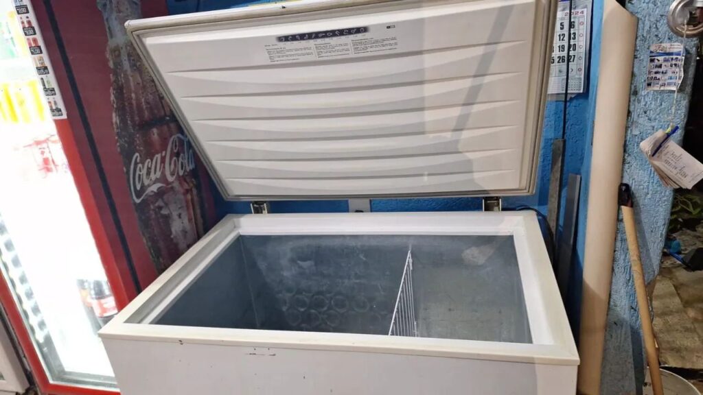 Imagine a cena: você abre o freezer para pegar aquele sorvete delicioso que guardou para o final de semana e... ele está derretido! 😥 Que frustração! Seu freezer parou de gelar e agora?