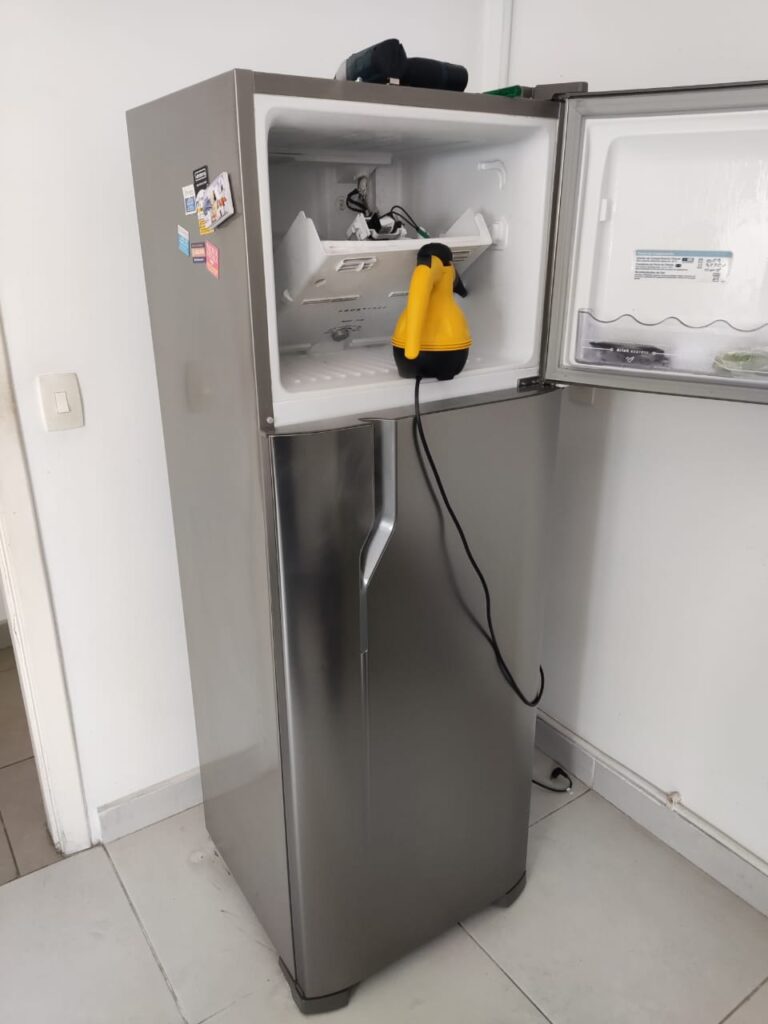 Imagine a cena: você chega em casa em um dia quente de verão, louco por um copo de água gelada ou aquela sobremesa deliciosa que estava esperando por você na geladeira. Mas, ao abrir a porta, o horror: tudo está morno! 😫 Sua geladeira parou de funcionar e agora?
