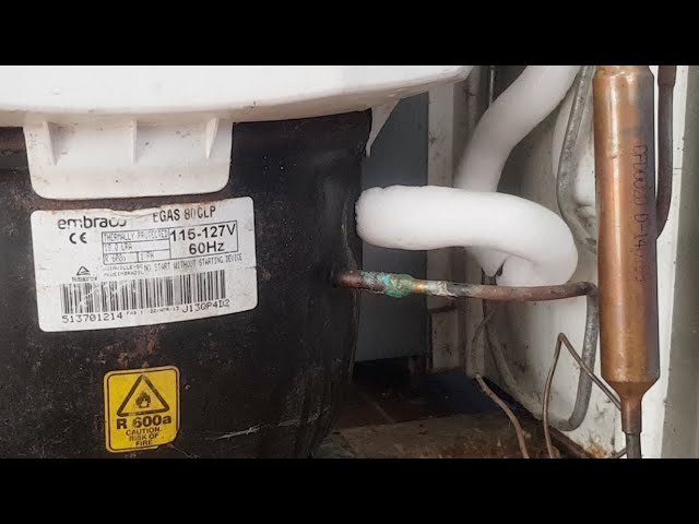 A troca do gás de geladeira é um procedimento que exige conhecimento técnico e ferramentas específicas. É fundamental que seja realizada por um profissional qualificado para garantir a segurança e o bom funcionamento do eletrodoméstico.