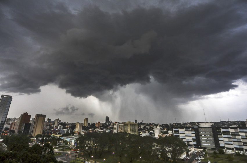 Tempestade? Durante uma tempestade, muitas pessoas se perguntam se devem desligar seus eletrodomésticos para proteger seus equipamentos de possíveis danos. Uma das maiores preocupações é com a geladeira, um aparelho essencial em qualquer lar. Neste artigo, você vai descobrir se essa precaução é realmente necessária e quais medidas de segurança podem ser adotadas.