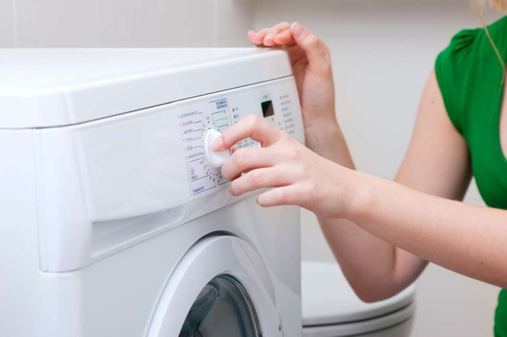 Imagine a seguinte situação: você vai colocar as roupas para lavar, toca na máquina e leva um susto com uma pequena descarga elétrica ⚡. Isso pode parecer inofensivo num primeiro momento, mas é um alerta sério. O choque elétrico na máquina de lavar é mais comum do que se imagina — e, pior, pode trazer sérios riscos à saúde e à segurança de quem utiliza o equipamento no dia a dia.
