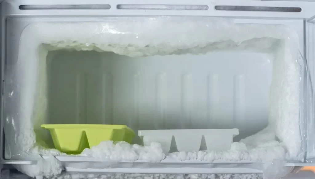 O sistema Frost Free, que significa literalmente “livre de gelo”, é totalmente automático e evita a formação de gelo nas paredes do freezer. Isso acontece graças a um conjunto de ventiladores e resistências que controlam a umidade e derretem o gelo antes que ele se acumule.