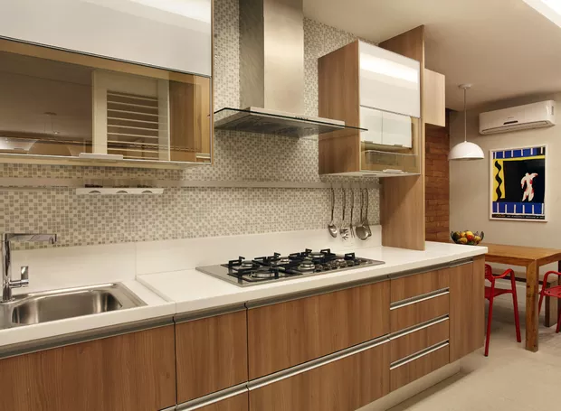 Se um fogão cooktop acendendo sozinho ou apresentando dificuldade para acender parece algo assustador, é porque realmente exige atenção imediata. Além de ser um problema que compromete o funcionamento do equipamento, ele pode estar relacionado a riscos de segurança, como vazamento de gás ou falha elétrica. Entender as causas e agir rapidamente é essencial para evitar danos maiores e garantir a tranquilidade no uso diário.