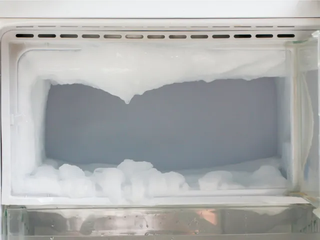 Quando o assunto é refrigerador ou freezer, a dúvida sobre a diferença entre degelo seco e Frost Free é mais comum do que se imagina. Afinal, entender como cada tecnologia funciona ajuda o consumidor a escolher o modelo ideal para o dia a dia, evitando surpresas e garantindo mais praticidade.