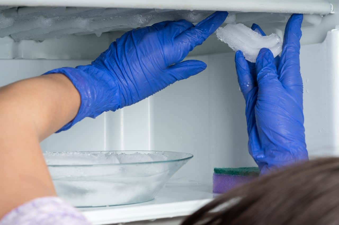 O degelo seco é um sistema semiautomático, onde o usuário precisa acionar um botão para iniciar o descongelamento. Porém, o processo é prático: não é necessário desligar o refrigerador, e a água do gelo derretido vai para um reservatório, evaporando sozinha.
