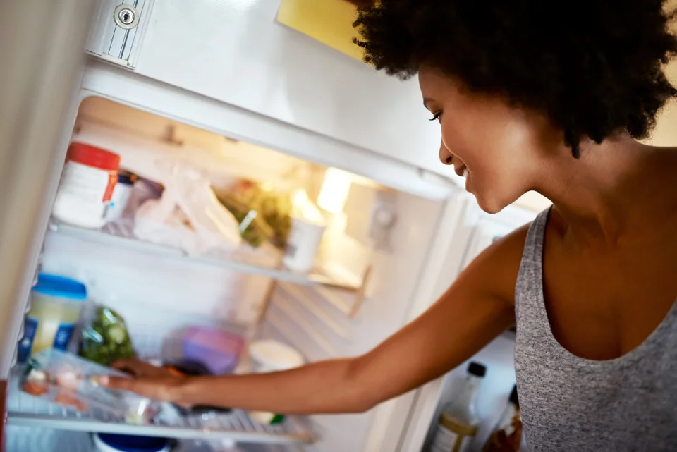 As geladeiras de luxo contam com sistemas eletrônicos sofisticados. Uma falha na placa pode comprometer todo o funcionamento, assim como um ventilador interno parado impede a circulação correta do ar frio. É comum que esses sinais passem despercebidos sem um diagnóstico técnico.