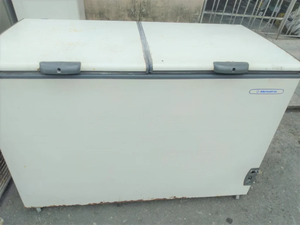 Se o freezer está fazendo barulho diferente do normal, especialmente se isso vier acompanhado de queda no desempenho, cheiro de queimado ou superaquecimento na parte traseira, não há tempo a perder. Esses sinais indicam que pode haver falha no compressor, ventilador ou até no sistema elétrico.