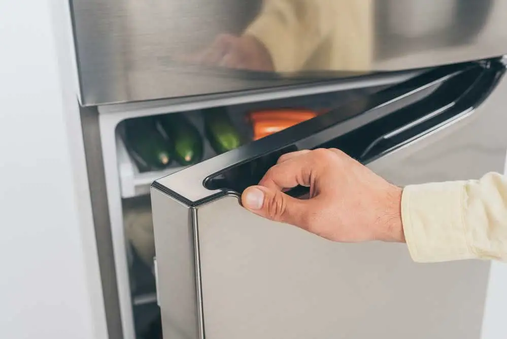 Se a sua geladeira não está mais gelando, pode ser um grande inconveniente. Afinal, ela é um eletrodoméstico essencial para manter os alimentos frescos e seguros para o consumo. Neste artigo, vamos abordar cinco possíveis problemas que podem estar causando esse mau funcionamento e como a O7 Assistência Tecnica pode ajudar a resolvê-los.