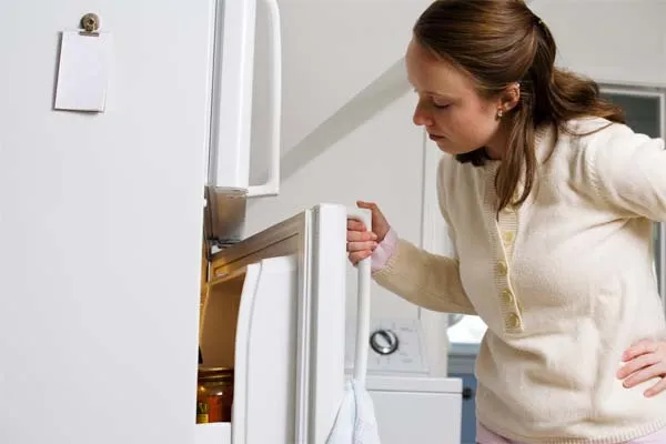 A vedação da porta da geladeira é essencial para manter o ar frio dentro do eletrodoméstico. Se houver algum problema com a vedação, como desgaste ou sujeira, o ar frio pode escapar, fazendo com que a geladeira não resfrie adequadamente. Nesse caso, é importante limpar a vedação e, se necessário, substituí-la.
