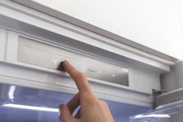 Se a geladeira não estiver resfriando o suficiente, pode ser que haja falta de gás refrigerante no sistema. Nesse caso, é necessário chamar um técnico especializado para verificar o nível de gás refrigerante e, se necessário, recarregar o sistema.