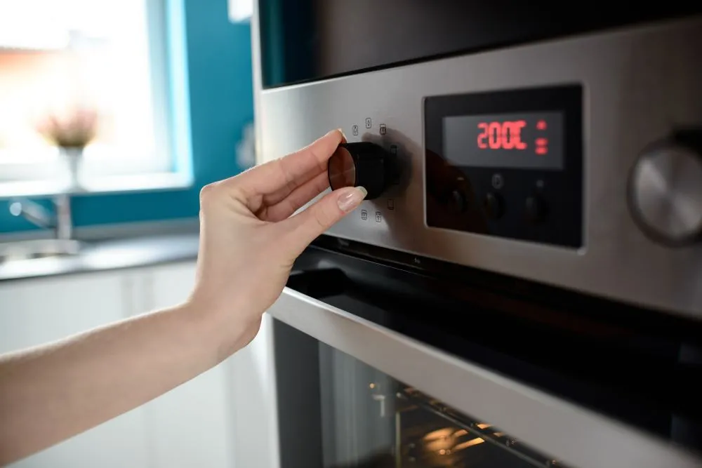 Alguns modelos de forno elétrico possuem resistências separadas para a parte superior e inferior. Verifique se o seletor de controle de calor está ajustado corretamente para ativar o elemento desejado. Além disso, certifique-se de que não há obstruções que impeçam a circulação adequada do ar quente dentro do forno.