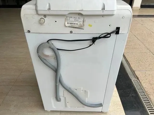 Em geral, vale a pena consertar uma máquina de lavar se ela for relativamente nova (menos de 10 anos) e se o custo do reparo for menor do que o preço de um novo eletrodoméstico.