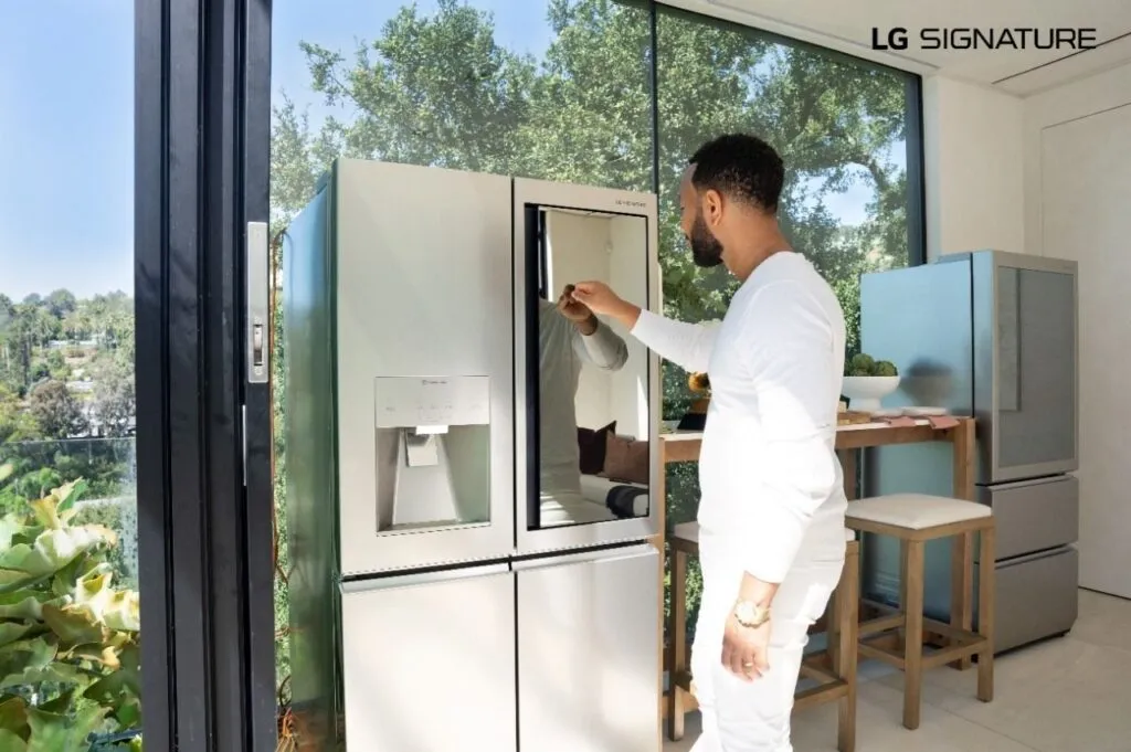 assistencia-tecnica-geladeira-lg-2 Sua geladeira LG parou de gelar? O freezer virou uma sauna? Não se desespere! Uma geladeira com defeito é um problemão, mas nem sempre significa que você precisa correr para comprar uma nova. Uma assistência técnica geladeira LG de confiança pode ser a solução para trazer sua companheira de cozinha de volta à vida.