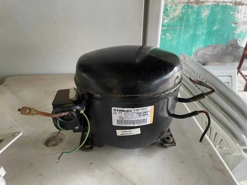 Manter a geladeira funcionando corretamente é essencial para evitar desperdícios de energia e despesas inesperadas. No entanto, algumas práticas comuns podem comprometer seu desempenho e, pior, levar à queima do motor ou de outros componentes. Para evitar dores de cabeça e gastos com assistência técnica, veja os 3 erros que pode queimar sua geladeira e saiba como preveni-los.
