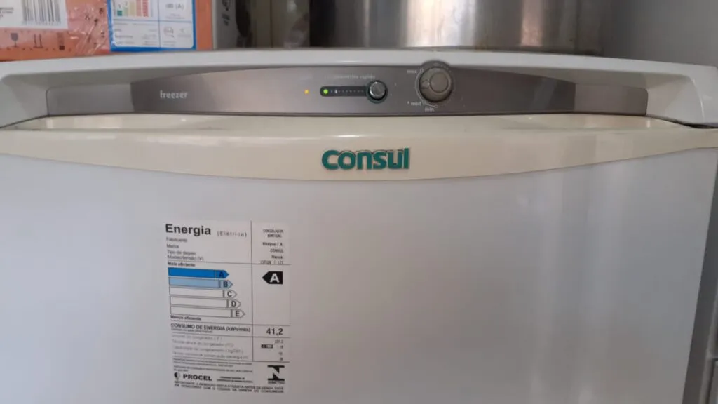 Quando a geladeira para de funcionar corretamente, o impacto é imediato no dia a dia. Afinal, ninguém quer correr o risco de perder alimentos ou lidar com imprevistos domésticos. É aí que entra a assistência para geladeira, um serviço essencial que vai muito além de um simples reparo.