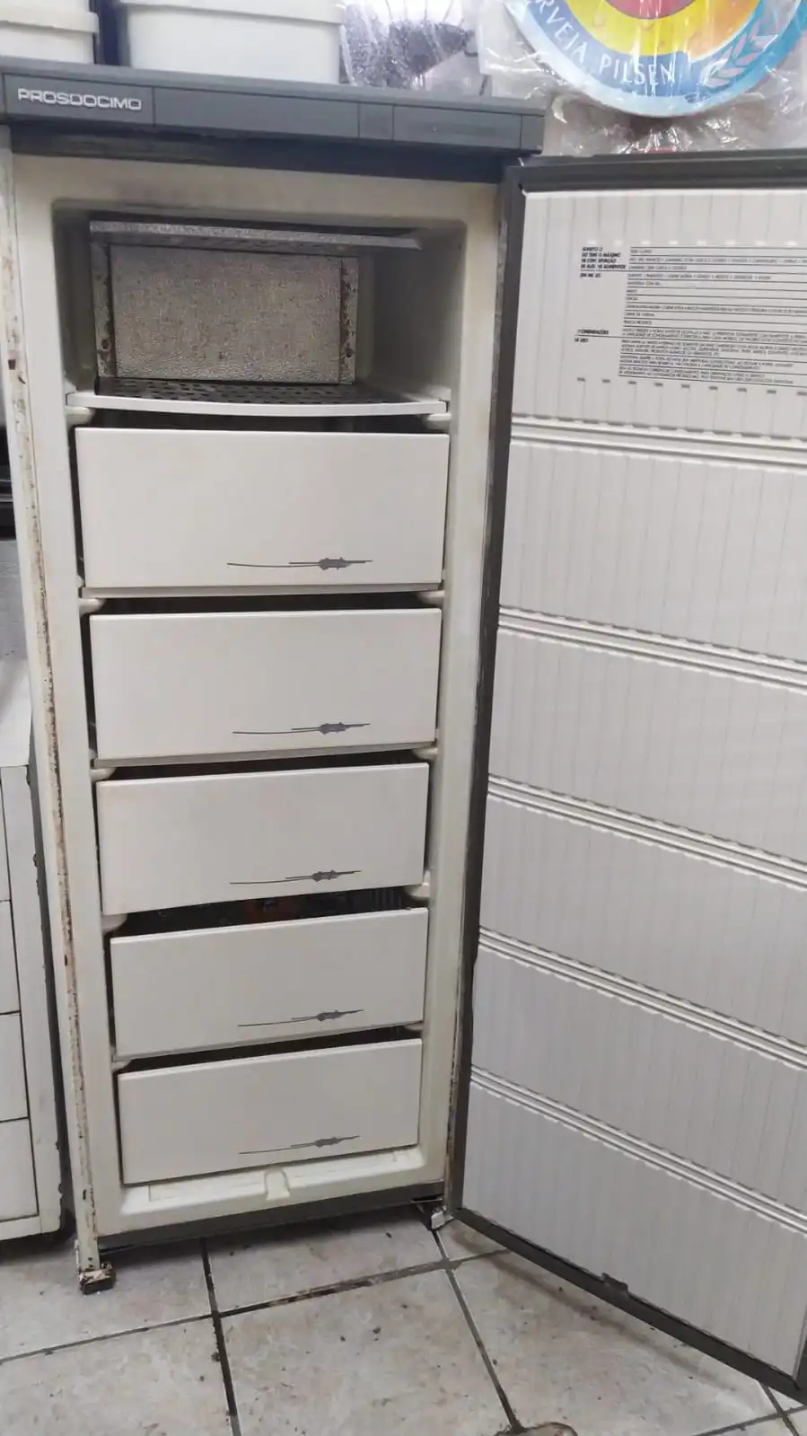 Ruídos no freezer podem passar despercebidos no dia a dia, mas quando o aparelho começa a emitir sons diferentes do habitual, é um sinal de alerta. Afinal, ninguém quer correr o risco de perder alimentos por causa de um defeito oculto. Um freezer fazendo barulho pode indicar desde algo simples, como o gelo acumulado, até falhas sérias no motor ou no ventilador. Saber identificar esses sinais é essencial para agir rápido e evitar prejuízos.